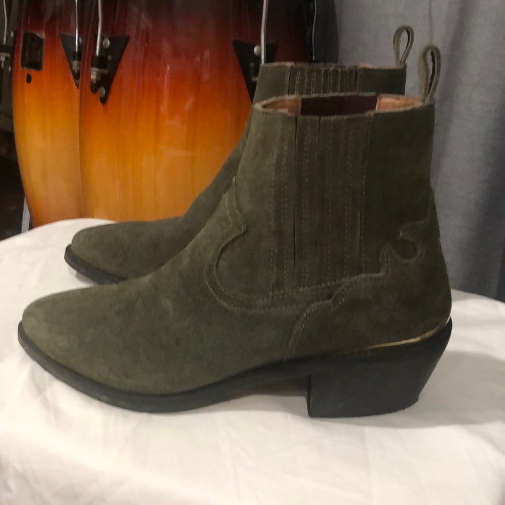 I’m selling these booties because I have some many and I’m trying others styles